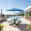 Parasol bleu pour terrasse 11 pieds avec 8 nervures en aluminium, auvent et inclinaison pour les espaces extérieurs