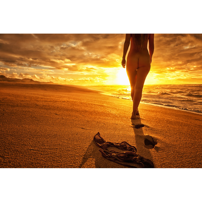 «Woman on Beach» par Jhorrocks - Photographie sur toile tendue, L 48 po x H 32 po