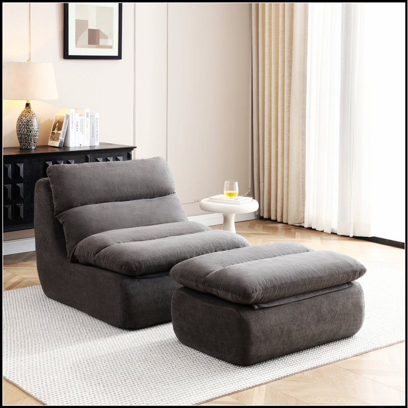 Pouf ergonomique rembourré avec repose-pieds pour une détente optimale et un soutien corporel parfait dans les espaces de vie.