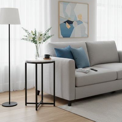 Table de bout ronde moderne en faux marbre avec base en métal noir, idéale pour exposer des plantes
