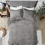 Édredon gris en fausse fourrure pour très grand / très grand lit avec texture en damier et duvet synthétique lavable à la machine-120953428-120953430