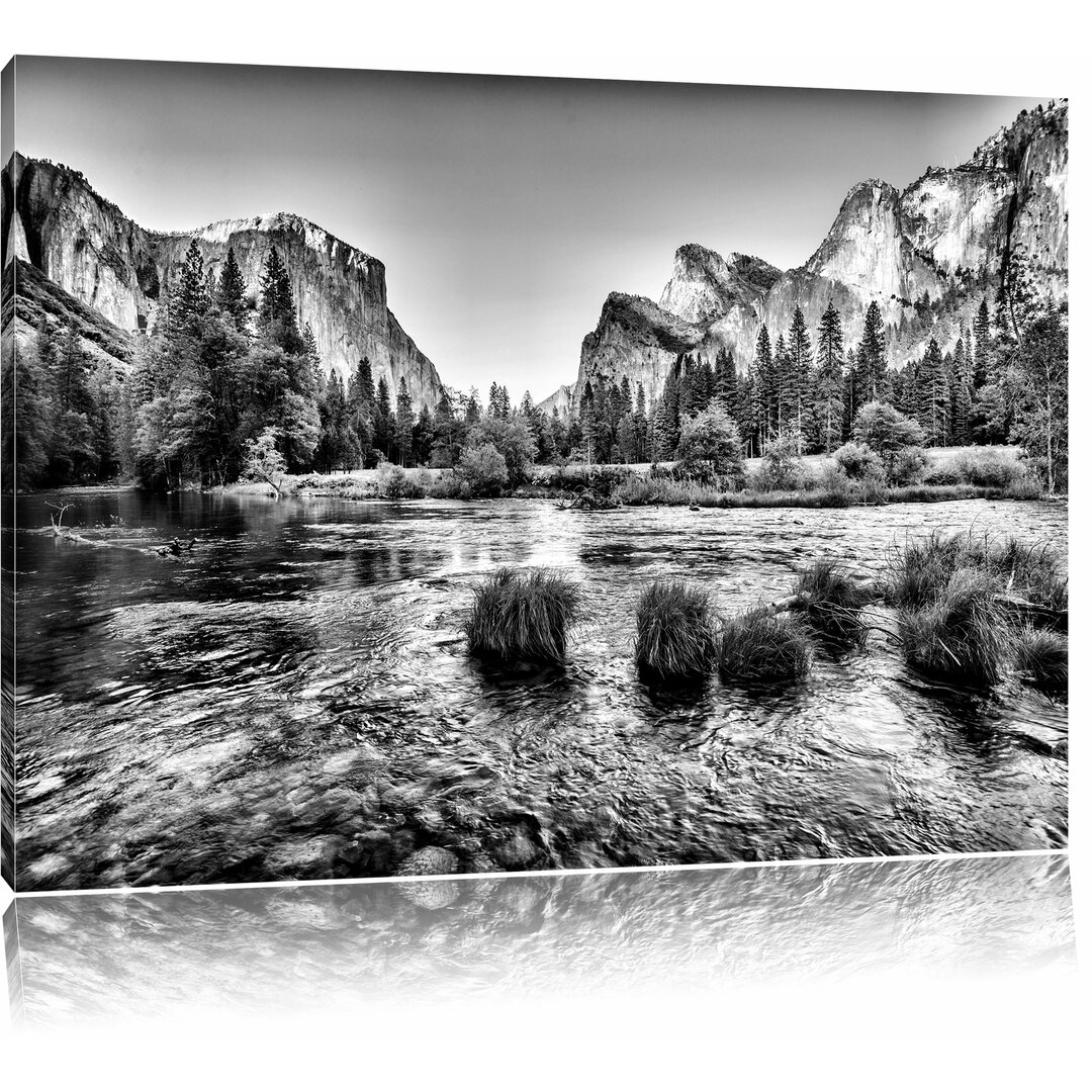 Leinwandbild Fluss vor Berglandschaft in Monochrom