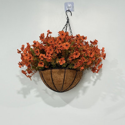 Composition florale dans un panier suspendu extérieur