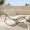 Chaise berçante de patio avec coussin en métal noir