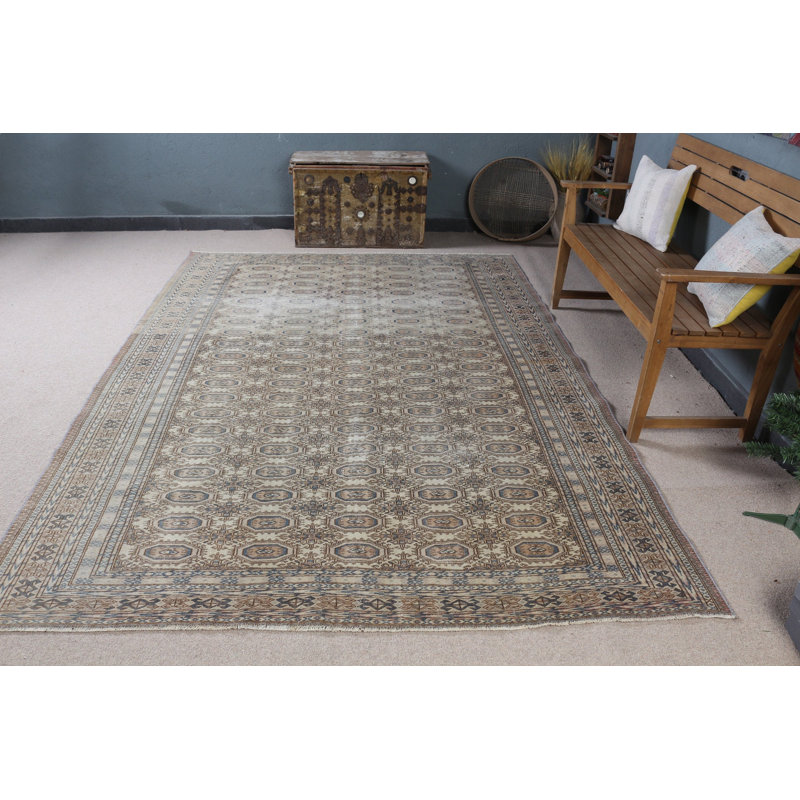 Enrichissez votre salon avec ce grand tapis turc beige à motifs géométriques
