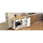 Buffet blanc multifonctionnel avec étagère à épices à 3 niveaux, rangement pour poubelle cachée et armoire à porte coulissante. Pour l'armoire d'organisation de salle à manger de cuisine, conception à deux tons. Armoire à tiroirs double