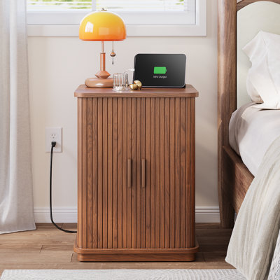 Table de bout carrée 17,7 po avec station de charge, table d'appoint moderne en bois avec armoire de rangement, table de chevet décorative pour le salon, la chambre à coucher et les petits espaces