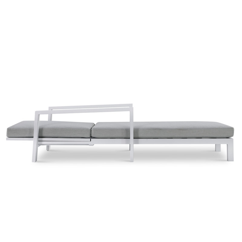 Chaise longue d'extérieur en métal Hoyt, Coussin grisâtre / cadre blanc neige