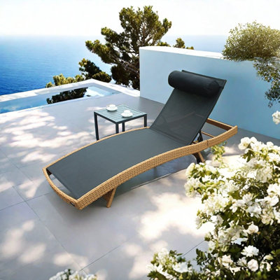 Handwoven PE Rattan Outdoor Lounge Chair Outdoor Wicker Chaise Lounge Set with Table