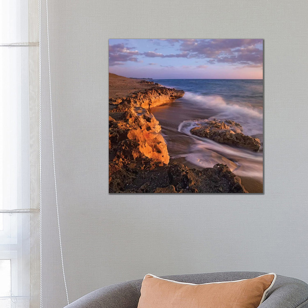 Beach At Dusk, Blowing Rocks Preserve, Florida von Tim Fitzharris - Galerie-verpackte Leinwand Giclée