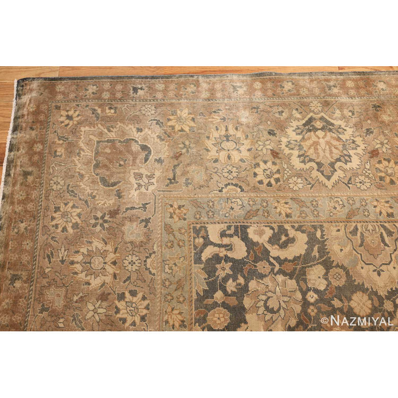 Grand tapis indien antique gris doux sur fond bleu