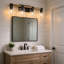 Applique murale rustique de salle de bain 4 lumières en bois massif avec abat-jour en verre clair pour salle de bain