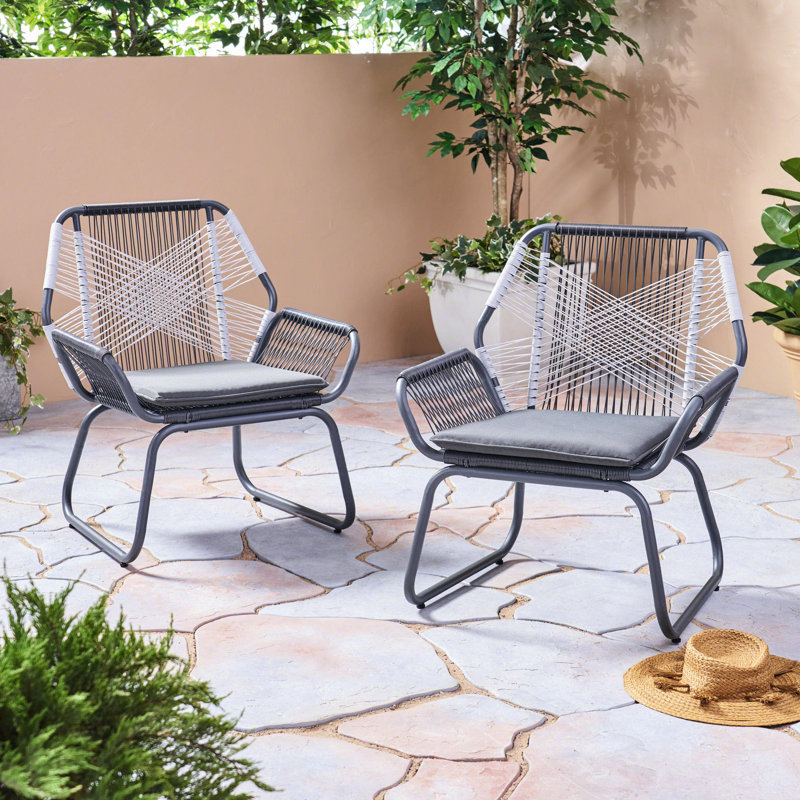 Fauteuil club tissé avec coussins et structure en acier robuste
