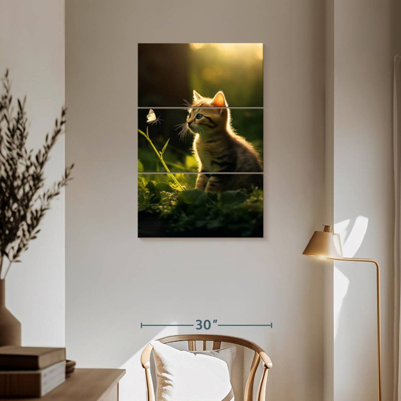 Chaton Brampt regardant un papillon, H 57 po x l 36 po