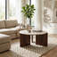 Table basse ronde moderne avec plateau en pierre et surface en marbre avec base en bois sculpturale et silhouette contemporaine pour la disposition de meubles de salon ou de détente