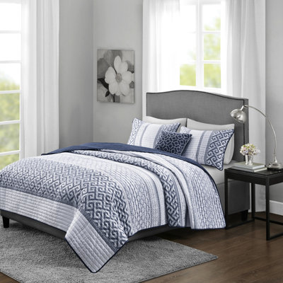 Couette bleu marine pour lit King/King. Literie de luxe 4 pièces avec garniture. 2 taies d'oreiller assorties et 1 coussin décoratif. Lavable à la machine. Garnissage inclus.