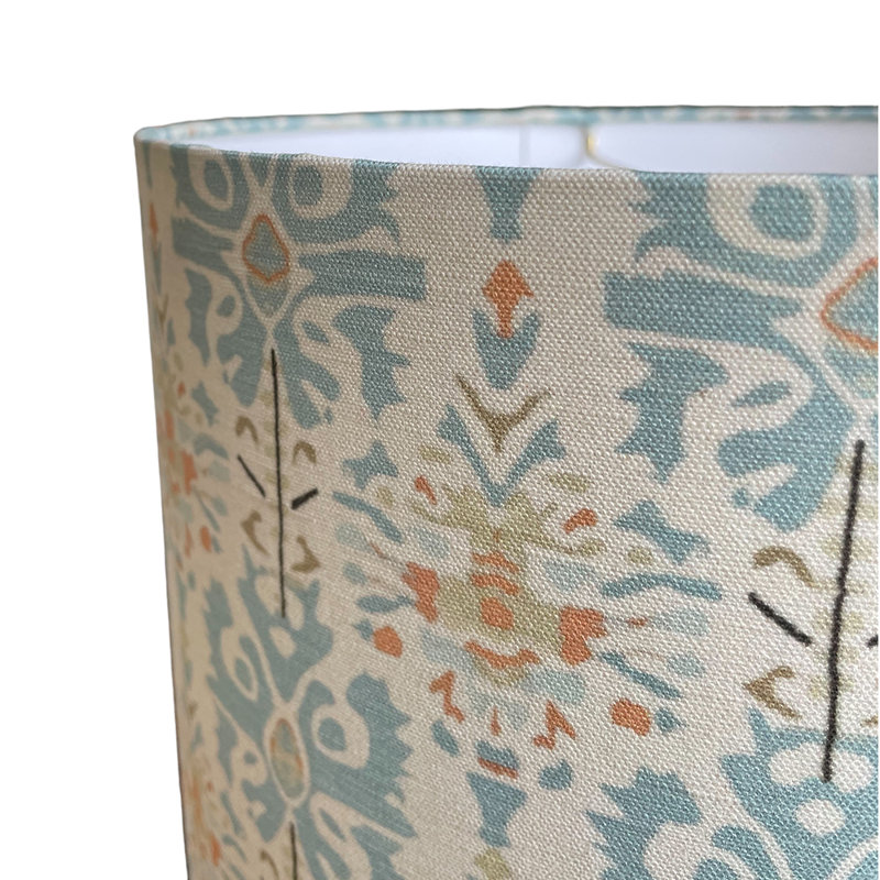 Abat-jour ikat bleu et beige en écho, H 9 po x l 12 po x P 12 po