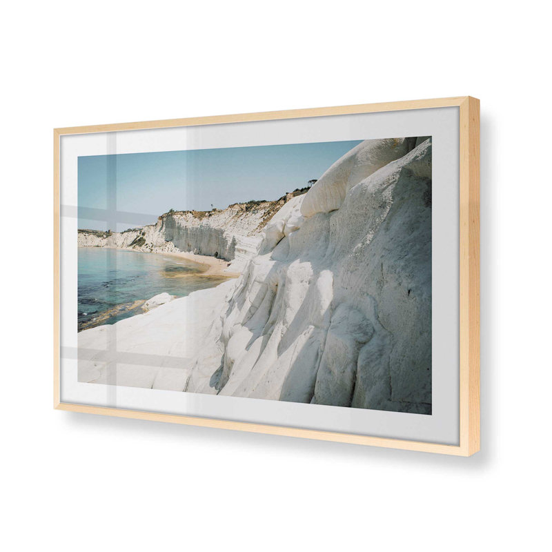 Motif de falaises blanches, dans un cadre en chrome poli, Érable brut encadré, H 9 po x l 11 po x P 1,25 po