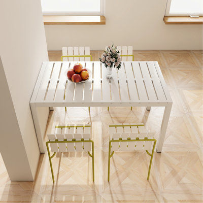 4 chaises à blocs de couleur à rayures modernes avec siège en PP imperméable blanc et jaune et pieds en métal, table de 55 pouces de long, utilisation intérieure / extérieure, métal de table léger, durabilité toutes saisons, structure rouille,