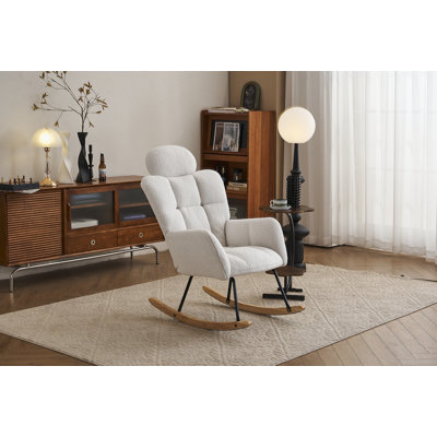 Fauteuil berçant et oscillant rembourré en tissu doux avec dossier haut et coussin, parfait pour le confort et la détente dans les salons et les chambres.