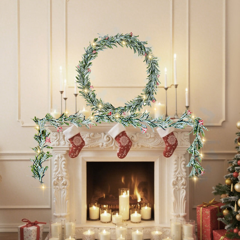 Guirlande de Noël de 2,74 m (9 pi) au feuillage réaliste, ornée de vignes, de feuilles d'olivier et de baies. Guirlande artificielle persistante avec guirlande lumineuse pour décoration de Noël intérieure et extérieure, sur un foyer ou un manteau de cheminée.