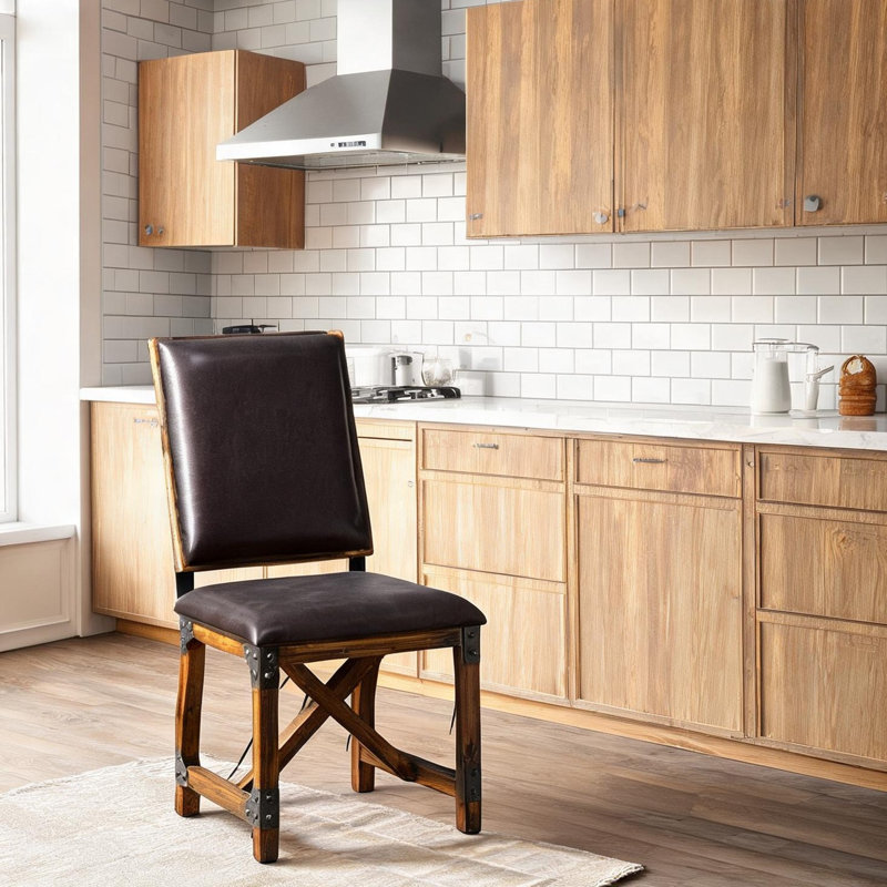 Chaise d'appoint rembourrée en similicuir avec structure en bois massif et supports industriels en métal