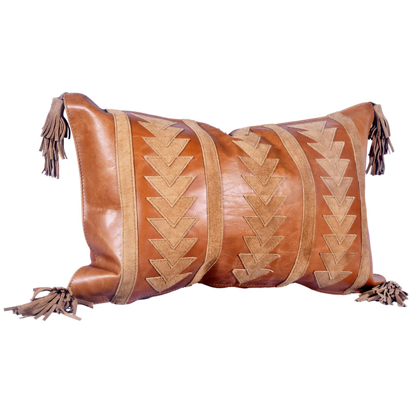 Coussin décoratif en cuir brun clair à motif de flèches en daim 12 po x 20 po Western Lodge