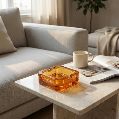 Cendrier en cristal, style carré vintage, idéal pour la maison, le bureau ou un bar | Verre décoratif en cristal ambré, 4 larges fentes pour cigarettes, facile à nettoyer, robuste et de forme carrée pour une utilisation intérieure et extérieure.