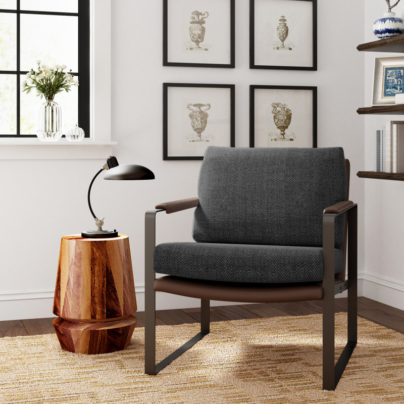 Fauteuil d'appoint en similicuir Finch Everett, structure carrée en métal, housses amovibles, coussins mi-moelleux