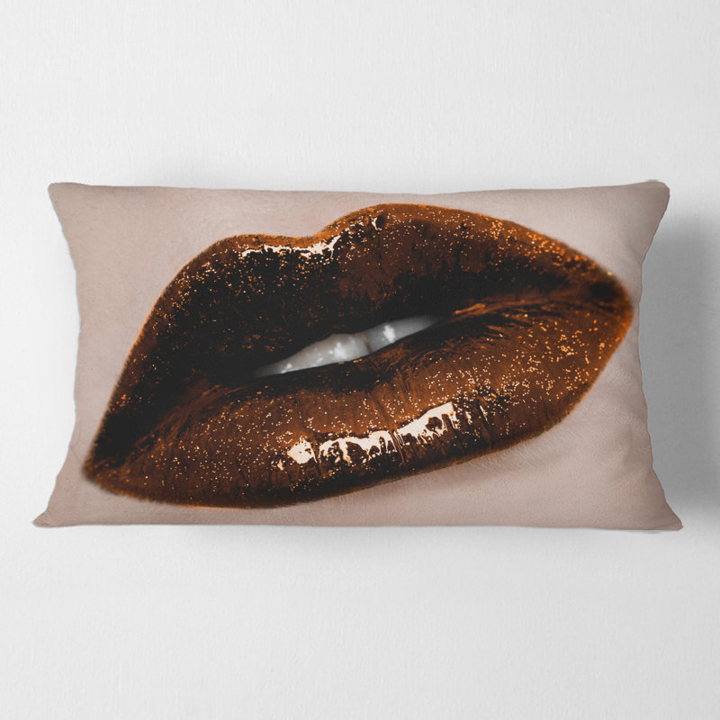 Gros plan sur une housse de coussin rectangulaire et un insert Gorgeous Woman Lips II