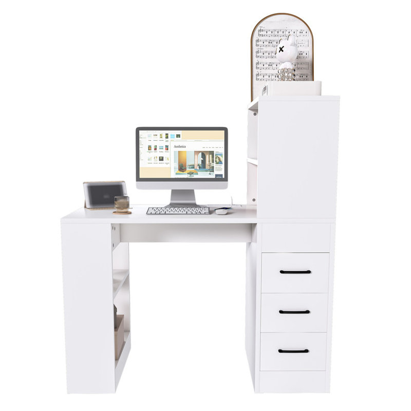 Bureau d'ordinateur blanc avec prise 4-en-1, bureau avec 3 tiroirs coulissants et 4 niveaux de rangement, le bureau en bois convient à une variété d'endroits