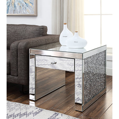 Table de bout en miroir pour les zones occasionnelles, tiroirs avec glissière pleine extension et quincaillerie à bouton unique, tiroirs argentés à base décorée de faux diamants, incrustation de losanges traîneau, intérieur de tiroir à finition noire