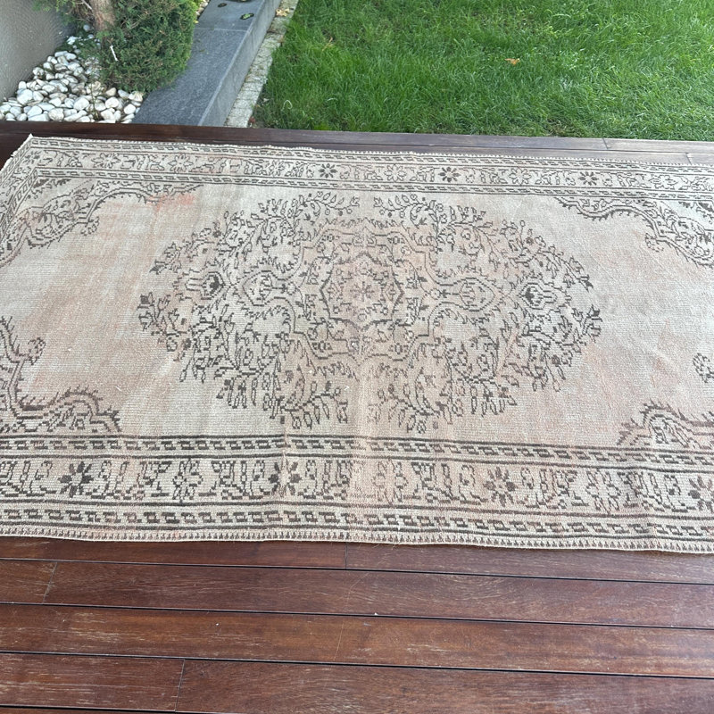 Grand tapis turc rétro brun pour le décor d'une chambre ou d'un salon avec une esthétique bohème chic