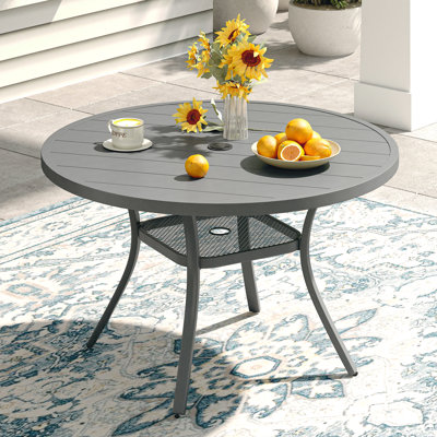 Table de salle à manger ronde en métal avec trou pour parasol