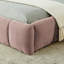 Structure de lit très grand rembourrée rose, plateforme avec tissu épais, tête de lit, chambre simple, ambiance relax et confort