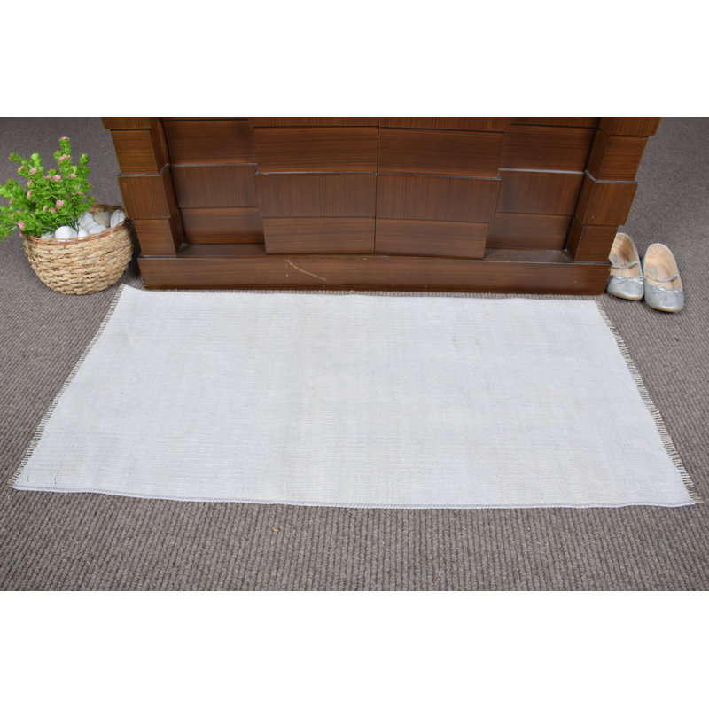 Élégant tapis de porte turc fabriqué à la main en blanc doux pour une esthétique exquise dans le vestibule