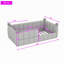 Lit tapissier de plancher avec rails entourant-533436627-533436630