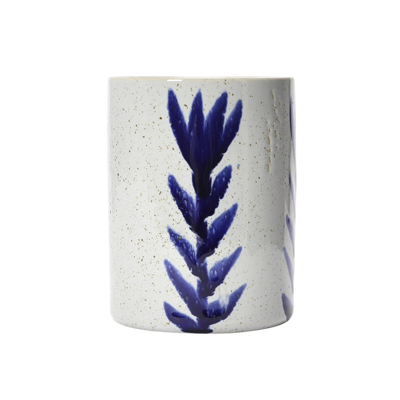 Tasse en grès peinte à la main avec motif floral dans un glacis réactif