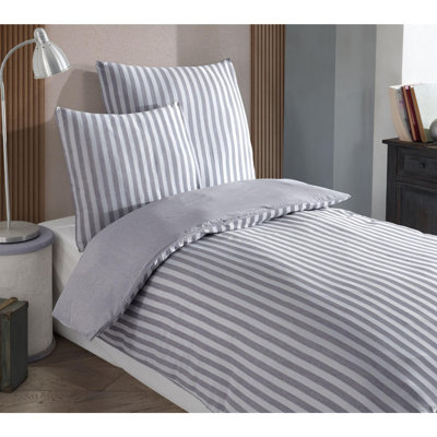 Quiltisse Striped Bedspread with Pillowcases