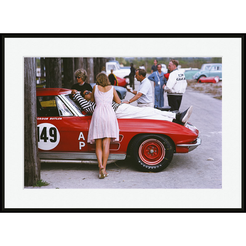 Bahamas Speed Week par Slim Aarons - Photographie d'un seul cadre, H 27 po x l 37 po x P 1,75 po, Papier avec cadre noir