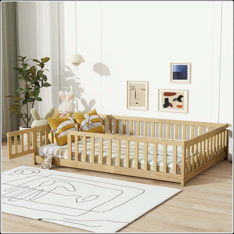 Grand lit au sol avec clôture et porte - Bois d'hévéa avec barrières de sécurité, Grand lit, Naturel