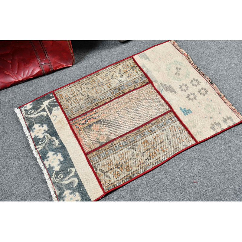 Tapis turc unique fabriqué à la main de style bohémien avec un motif patchwork - idéal pour rehausser votre décor avec ses couleurs vives et ses motifs complexes