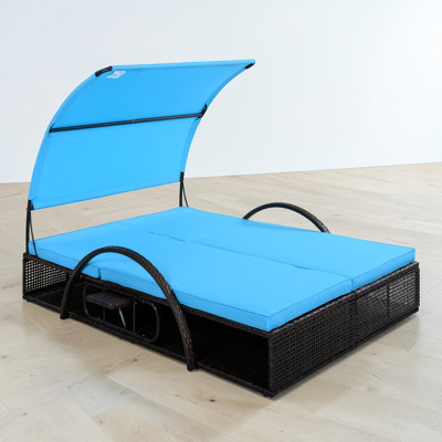 Double chaise longue d'extérieur, auvent et dossier réglables, structure en acier, base tissée en rotin avec accoudoirs arqués, contemporain, au bord de la piscine, détente sur le patio
