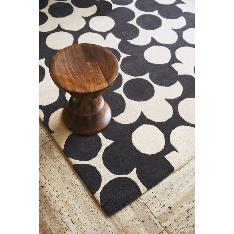 Wool Floral Area Rug in Black/Off-White, Rectangle 5'3" x 7'6"