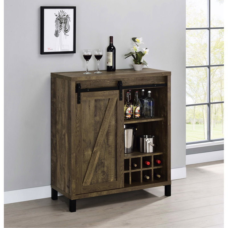 Meuble-bar rustique en chêne avec porte coulissante de style grange, étagères ajustables et pieds en acier noir. Capacité de huit bouteilles de vin à recevoir.
