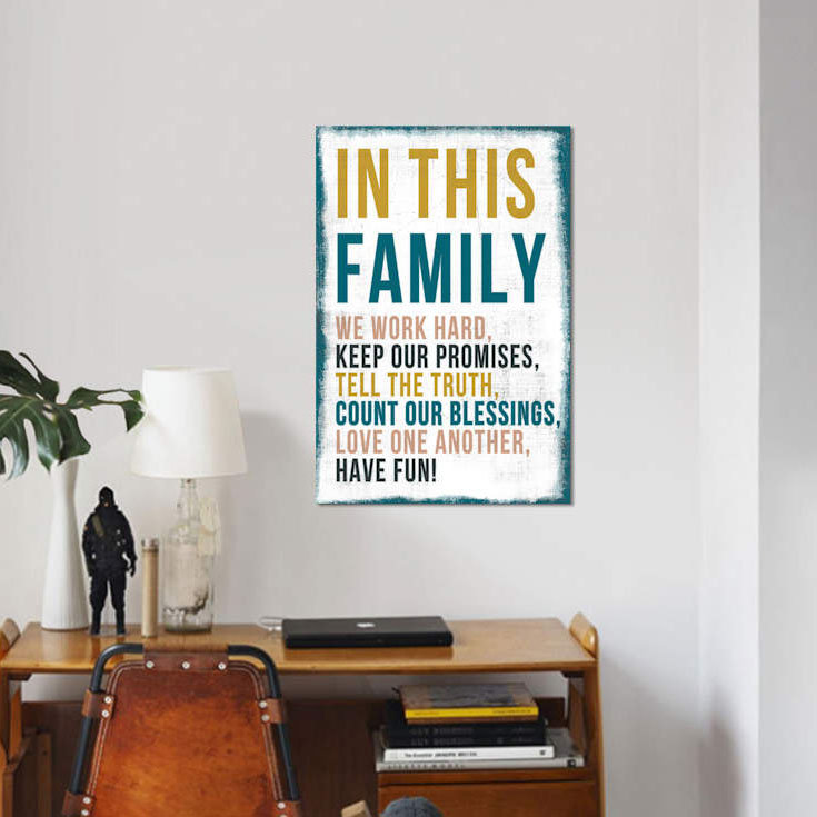 «In This Family», art textuel sur toile, H 40 po x l 26 po x P 1,5 po, Toile tendue, Pas de tapis