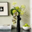 Fleurs artificielles avec vase