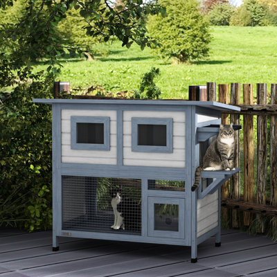 Maison de chat à 2 niveaux pour l'extérieur - et. Abri en bois gris avec porte de secours. Plateforme de saut facile d'entretien. Chats à entrées multiples. 40,6 po x 20,9 po 33,5 po. Gris extérieur. Cour arrière. Tablette coulissante