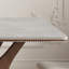 Table et chaise de salle à manger chaleureuse et simple-110434486