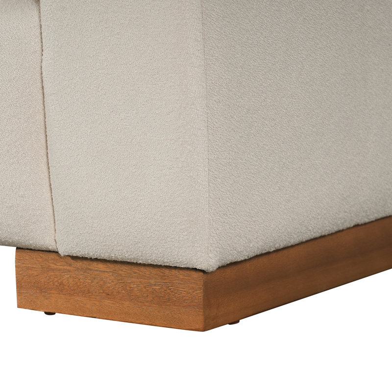Fauteuil d'appoint moderne Haven avec accoudoirs carrés et base en bois d'hévéa, idéal pour le salon et le coin lecture.